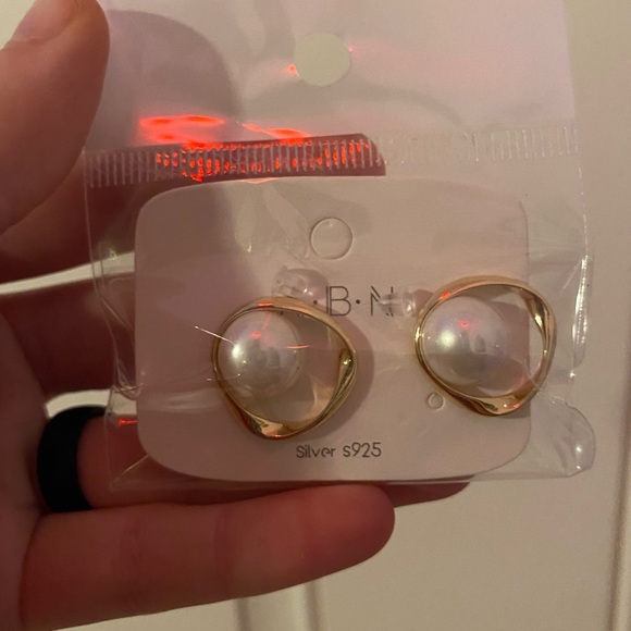 Irregular Circle Gold-Plated Pearl Post Earrings - Picture 3 of 3